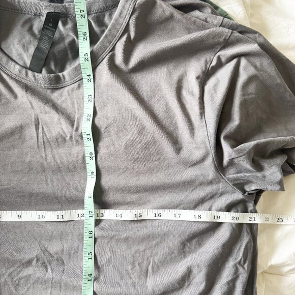 lululemon athletica Green and Gray Short Sleeve Tees - Picture 5 of 5